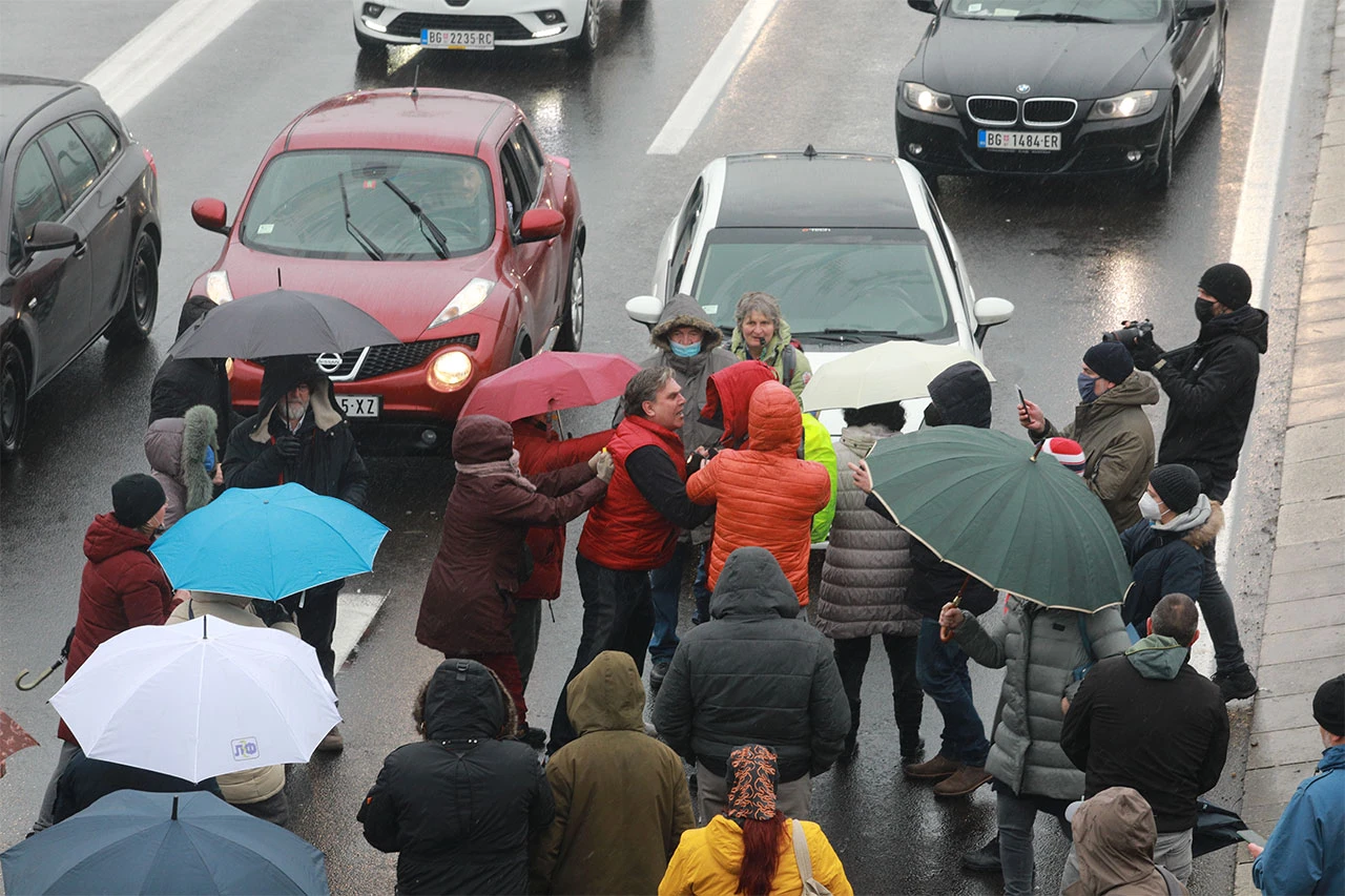 Srbi i dalje ne vjeruju Vučiću: Blokada auto puta zbog dozvola kompaniji ”Rio Tinto”