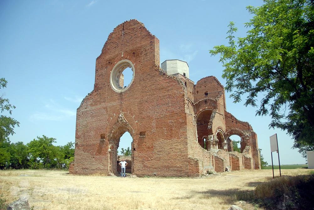 Novi Bečej: Bazilika usred „pustinje“ i čudak koji je zauvijek prekrižio ženski rod