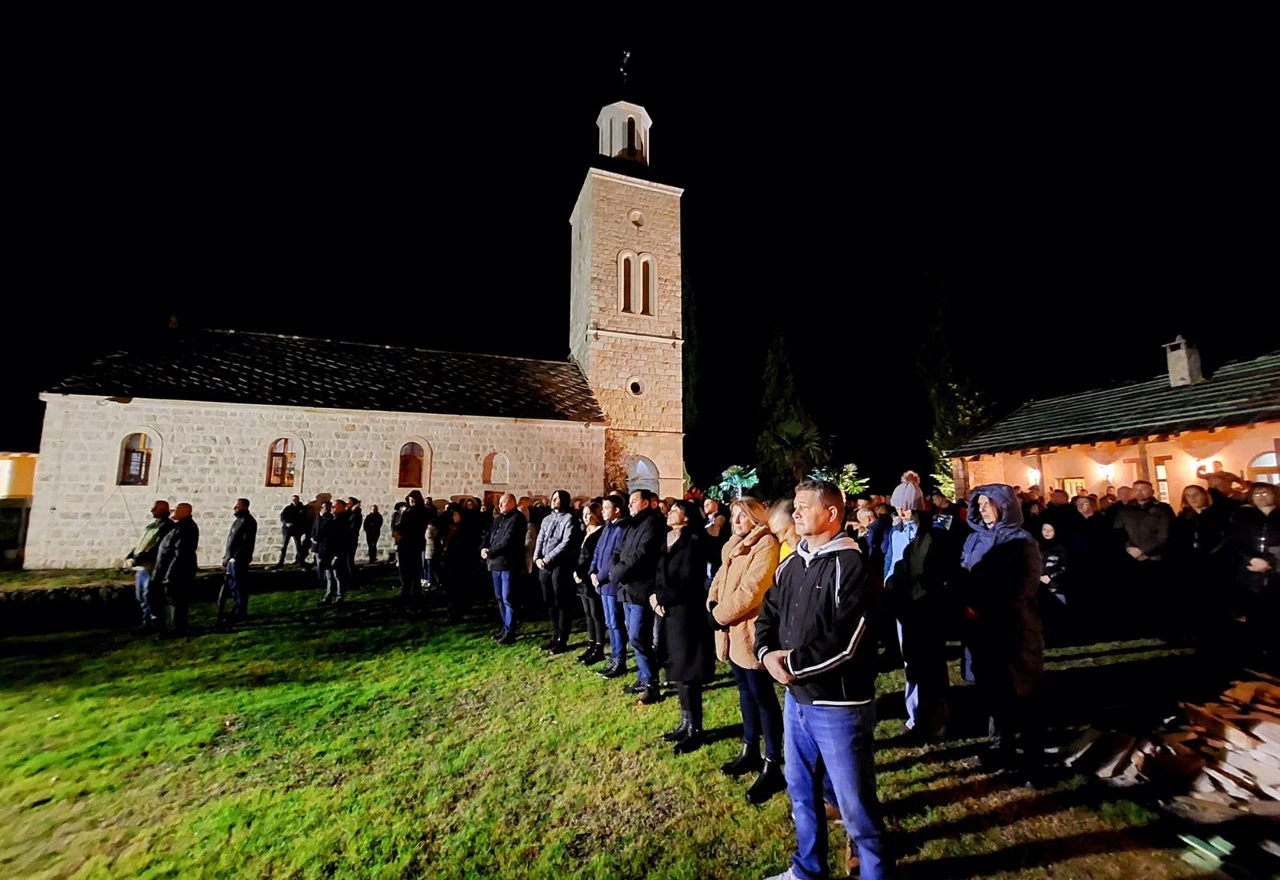 Badnjaci naloženi i u Žitomisliću; polnoćke u Mostaru i Bijelom Polju
