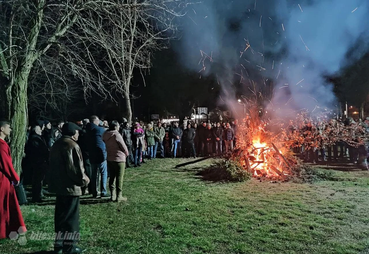 Naloženi badnjaci u Potocima kod Mostara; sveštenik kritizirao vjernike