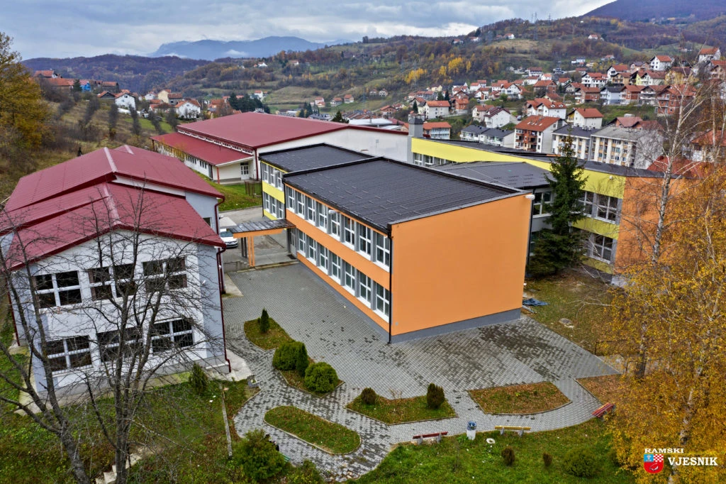Jedna je od rijetkih općina koja u potpunosti financira prijevoz učenika
