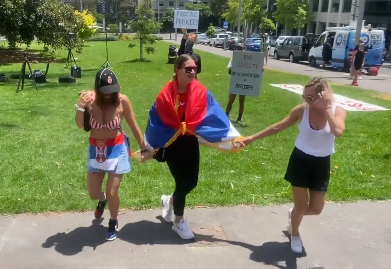 VIDEO | Srbi igraju kolo ispred hotela u kojem je smješten Đoković