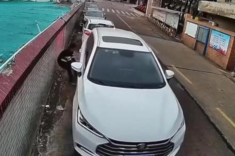 VIDEO | Nije mu išao paralelni parking, pa automobil ugurao rukama