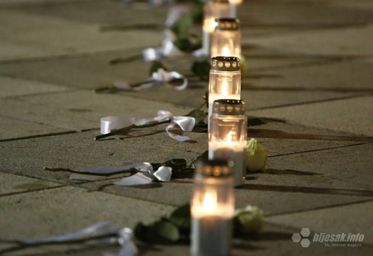Posušje: Tisuće ljudi zapalilo svijeće za osam ugašenih mladih života