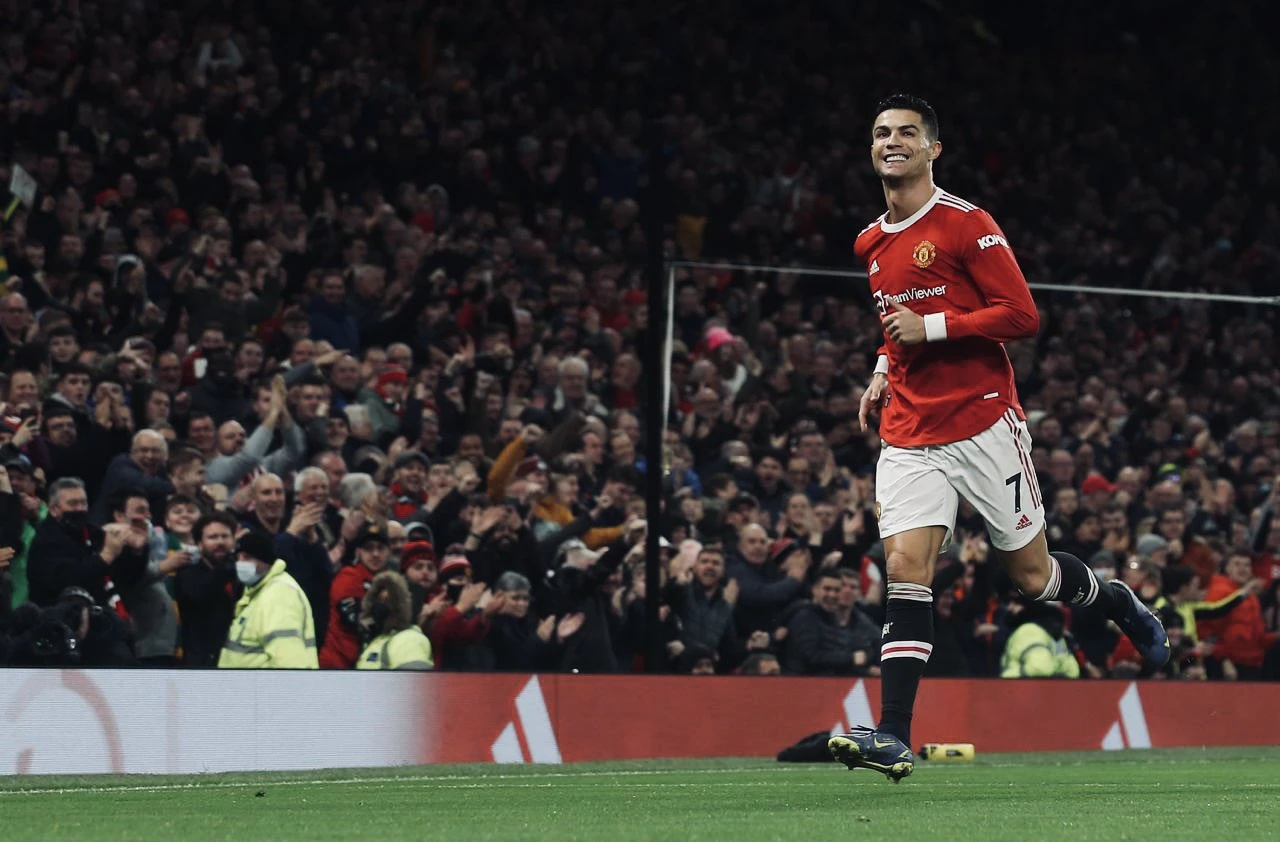 Manchester United čudnu godinu završio pobjedom