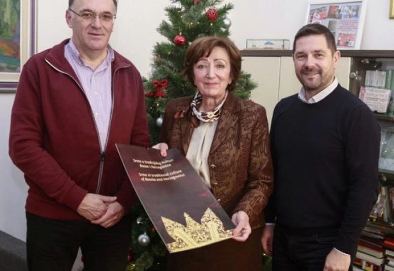 Izrađen kalendar s narodnim nošnjama Hrvata, Srba i Bošnjaka u BiH