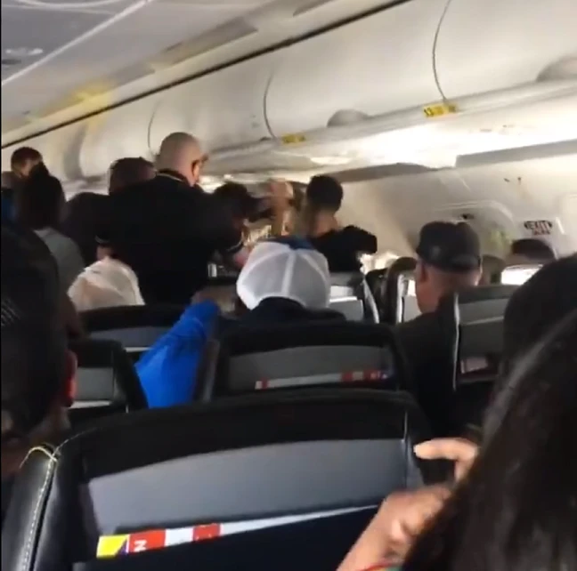 VIDEO | Pokušao otvoriti vrata aviona u letu jer nije želio sletjeti u Beograd