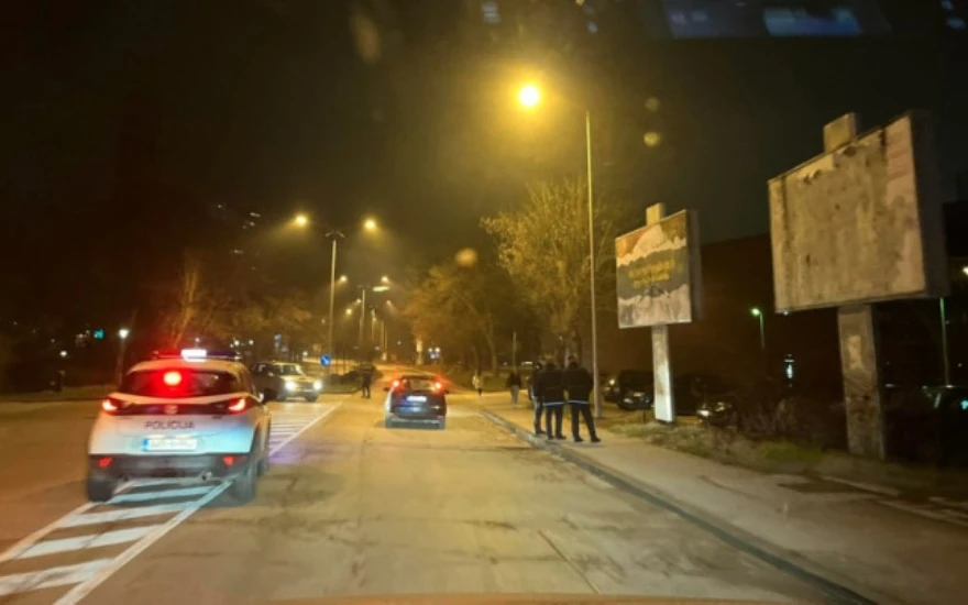 Prefarban natpis "Jelka, Djed Mraz i Nova godina nisu dio tradicije Bošnjaka"