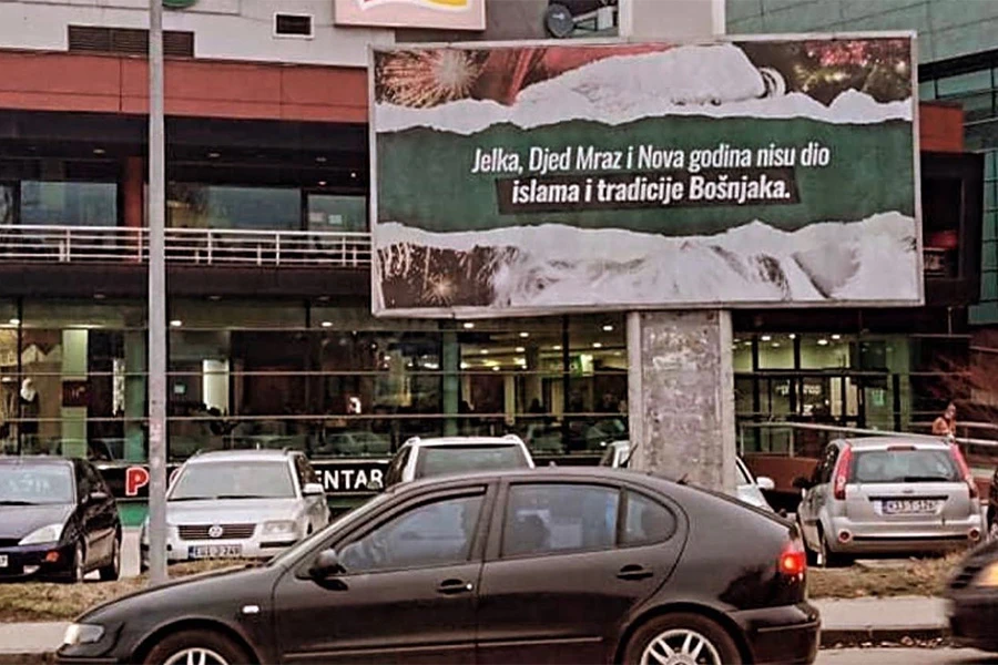 U Zenici osvanuo bilboard: "Jelka, Djed Mraz i Nova godina nisu dio islama i tradicije Bošnjaka"