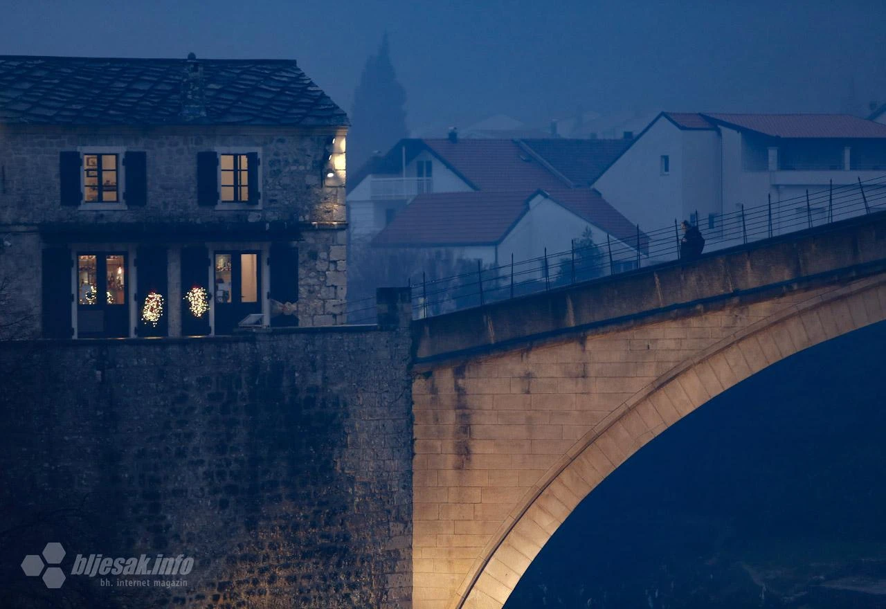 Na Badnjak: Mostarom se 'šeta' magla