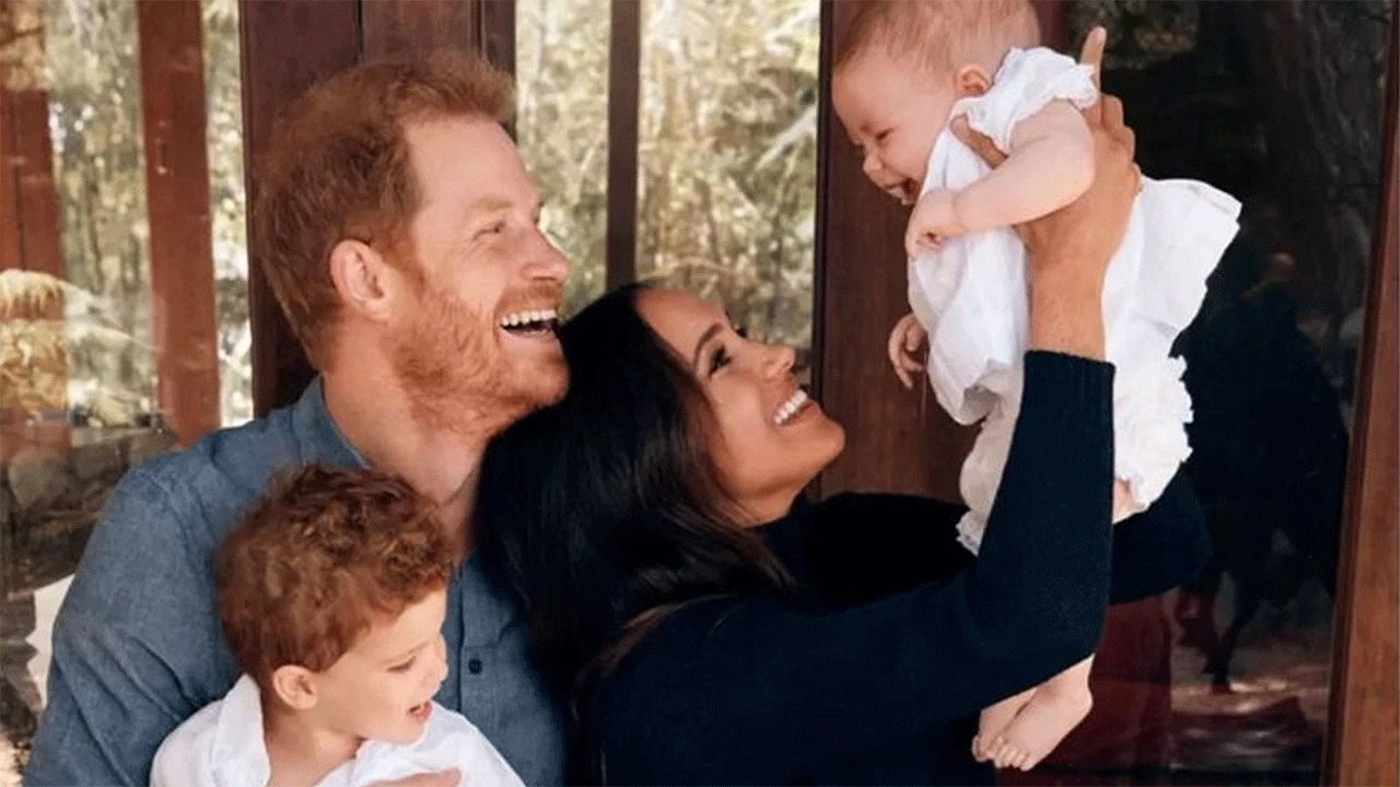 Harry i Meghan pred Božić objavili prvu fotografiju malene Lilibet