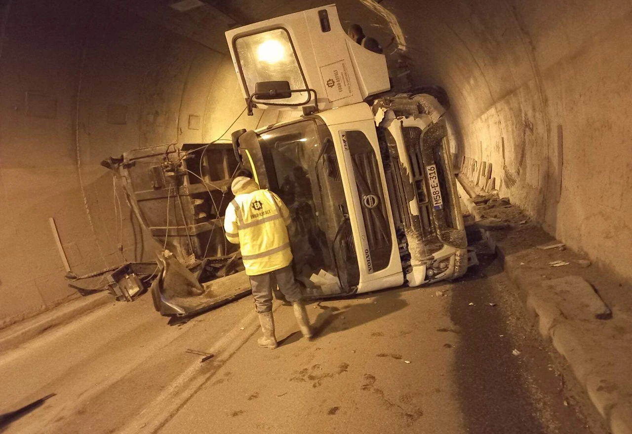 Tunel Ivan: Prevrnuo se kamion