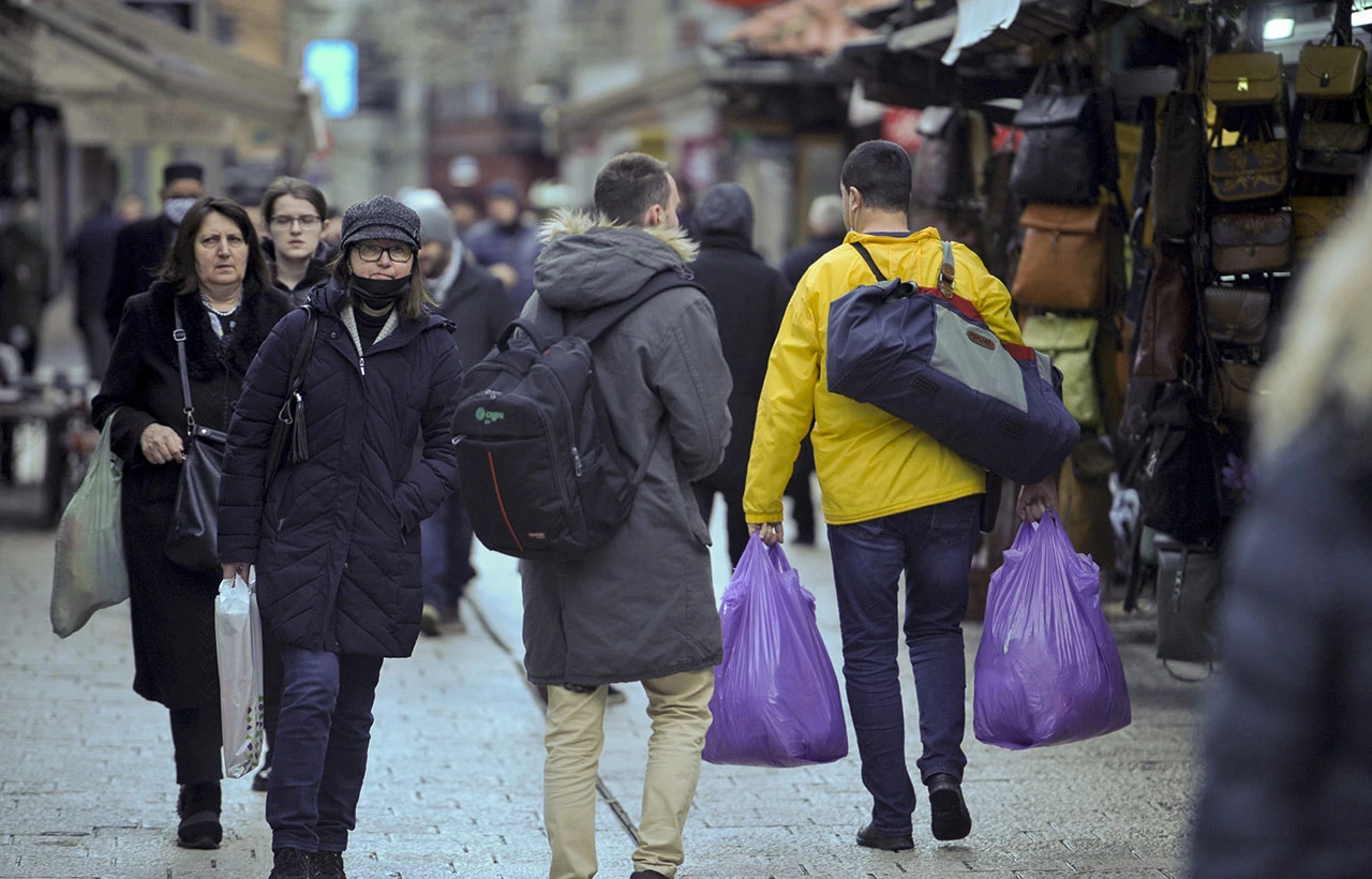 Skoro pola milijuna građana za devet godina: Zašto ljudi odlaze iz BiH? 