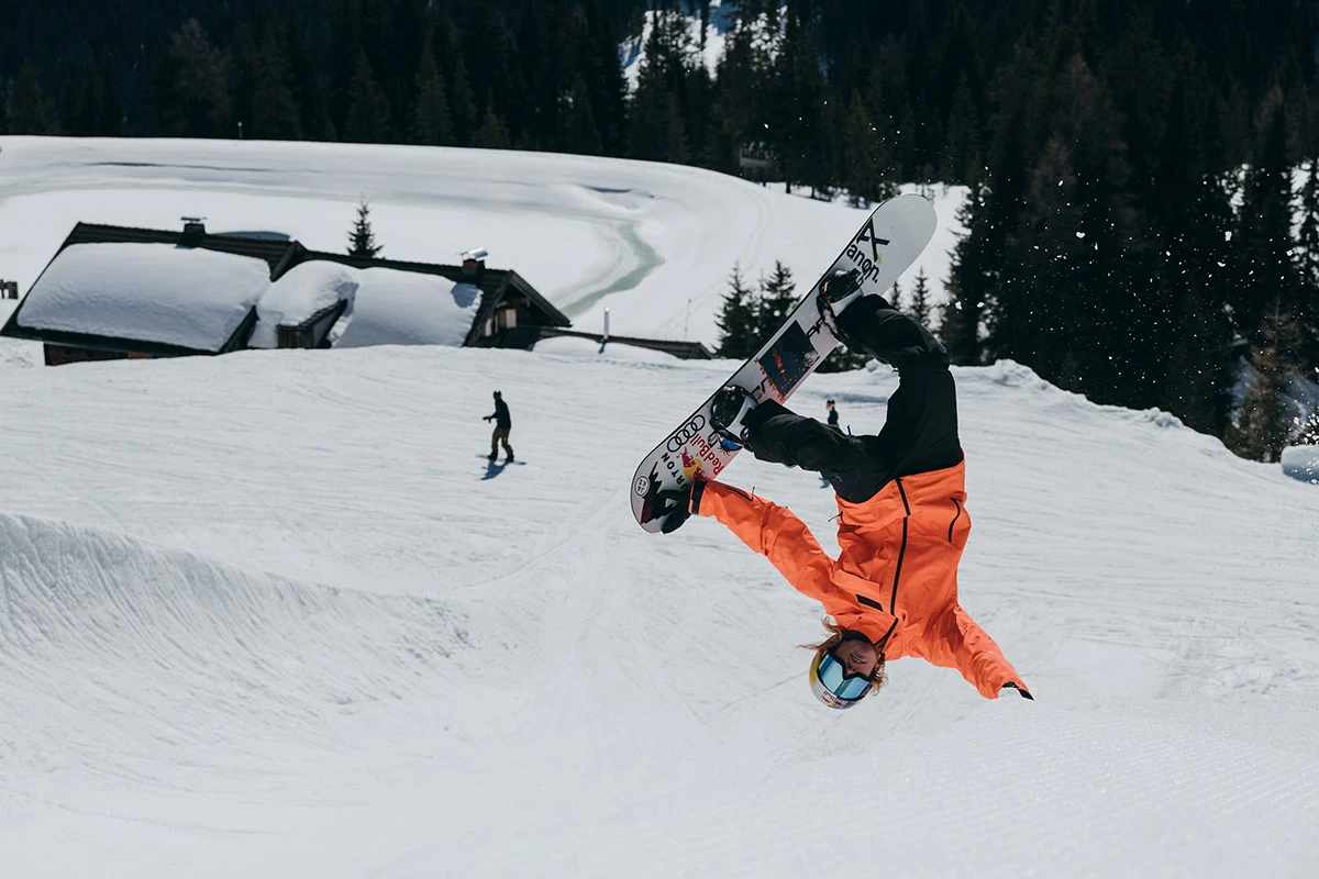Pogledajte vožnju snowboardom uzbrdo