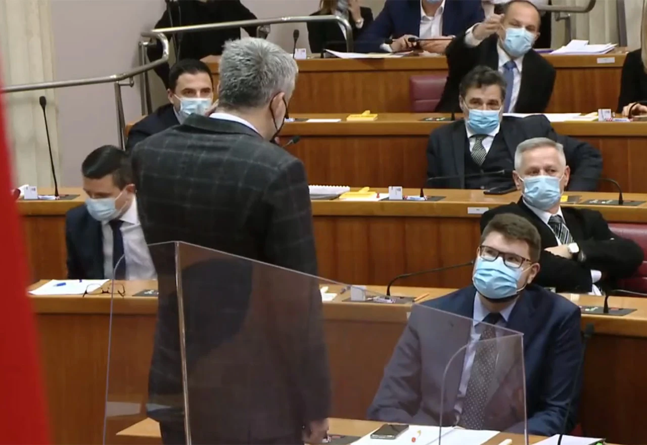 Hrvatski sabor: Na rubu tučnjave izglasan zakon o covid potvrdama