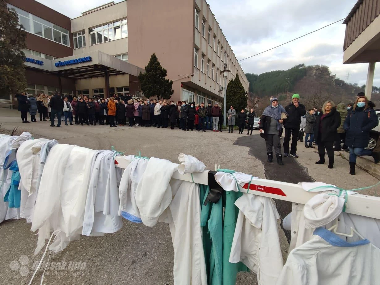 FOTO | Konjic: Zdravstveni radnici objesili bijele kute ispred bolnice