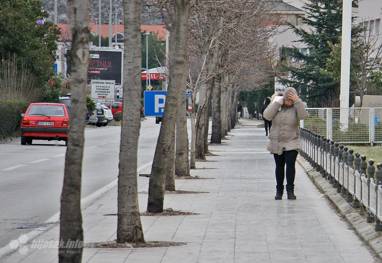 Oblačno s burom 