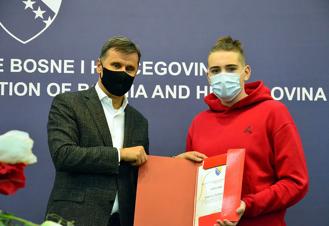 Po 650 KM najboljim učenicima tamo gdje znanje ne vrijedi ništa