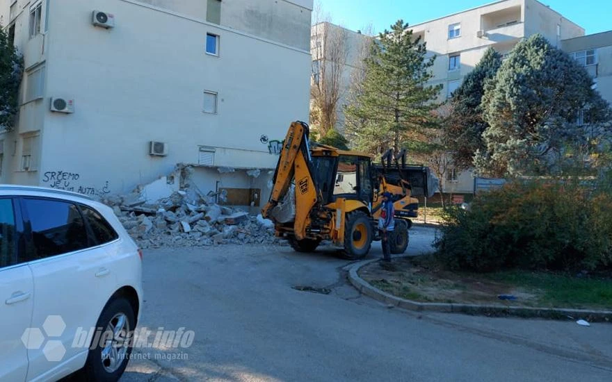 FOTO | Srušena dva nelegalna objekta u Gradu