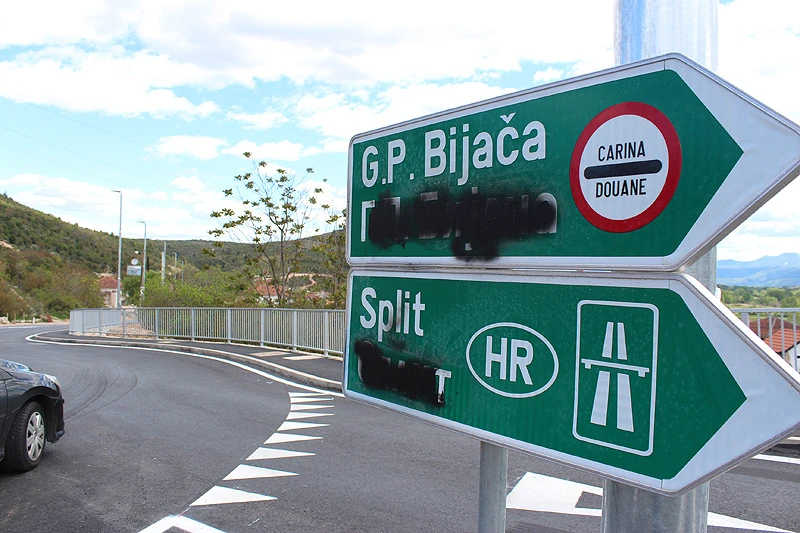 1.000 KM kazne za šaranje prometnih znakova