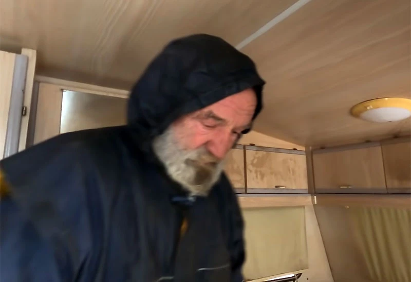 On u špilji, psi u kamp-kućici