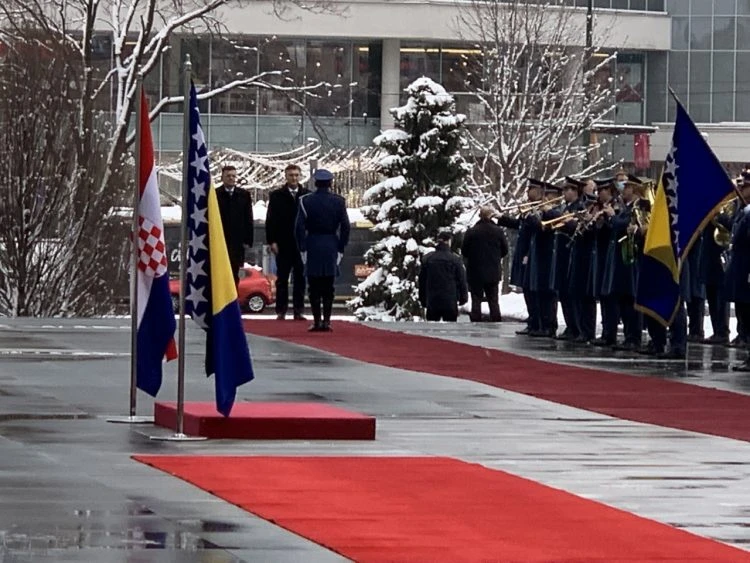 Andrej Plenković svečano dočekan u Sarajevu