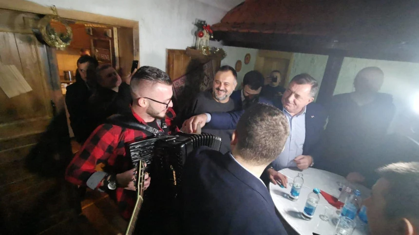 SNSD-ov kandidat pobijedio za gradonačelnika Prijedora; Dodik zapjevao i počastio harmonikaša