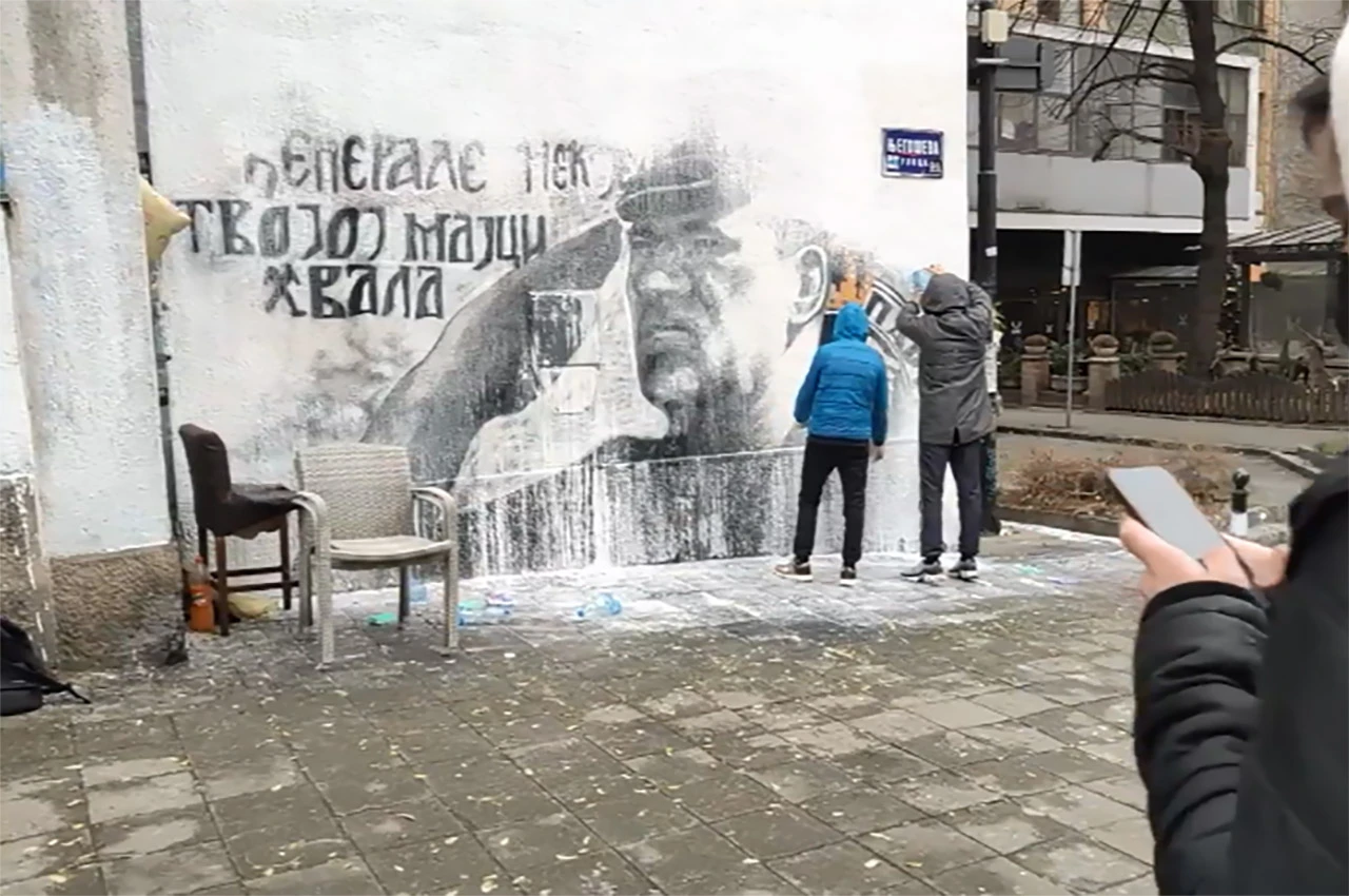 Džaba krečili: Ponovno se ukazao mural Ratku Mladiću