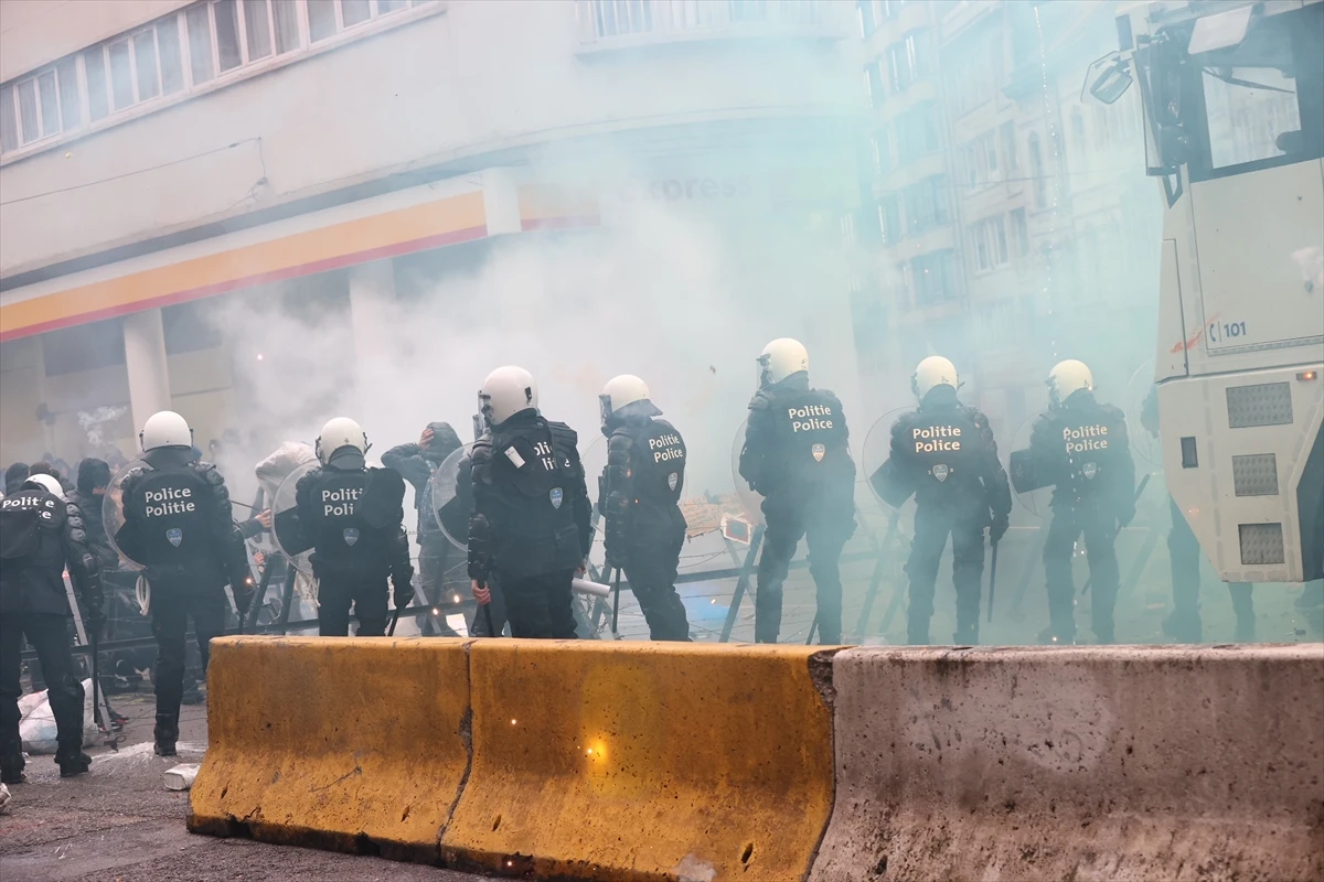  Prosvjedi protiv covid potvrda u Bruxellesu postali nasilni