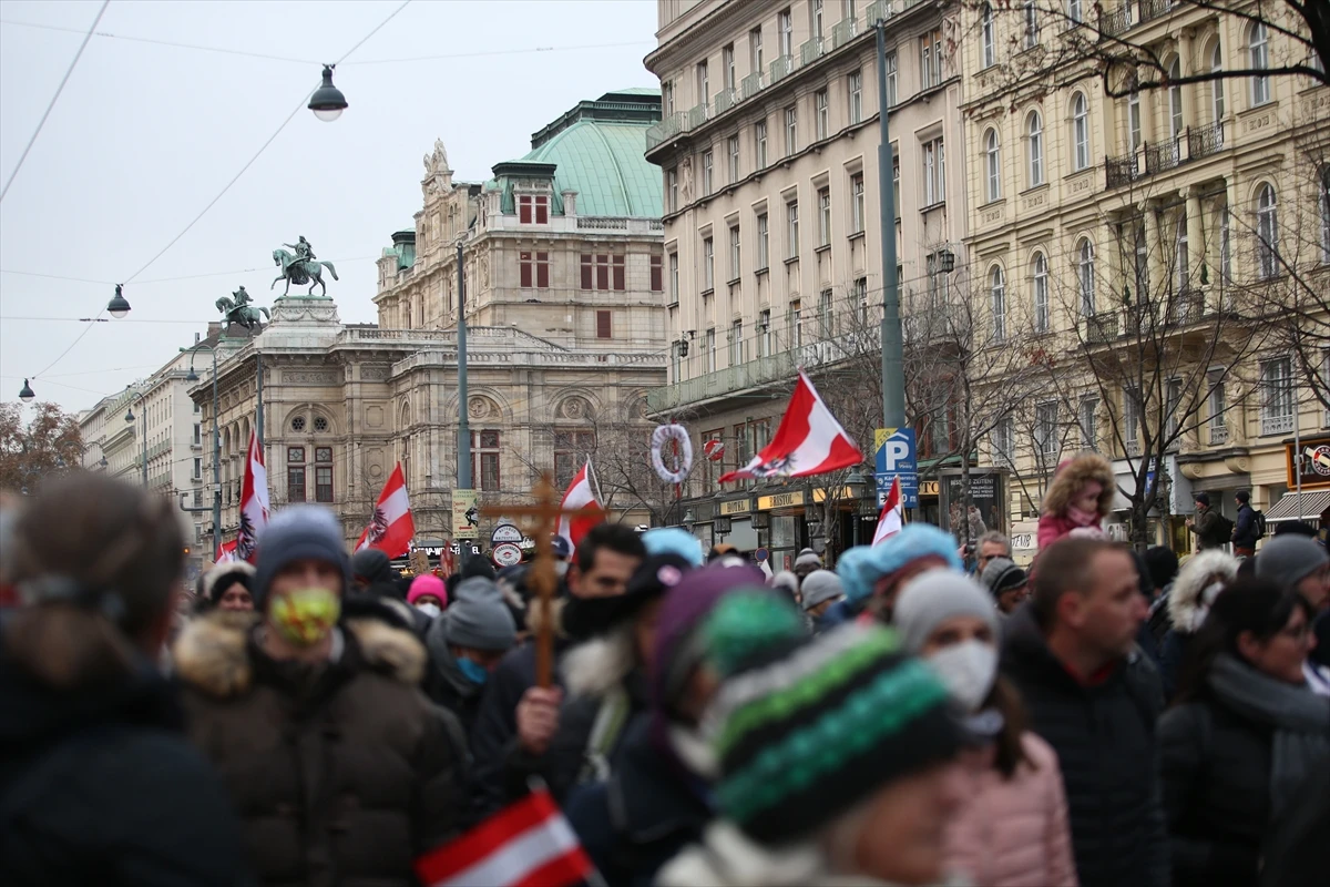 Više od 40.000 ljudi na prosvjedima u Beču protiv mjera COVID-19