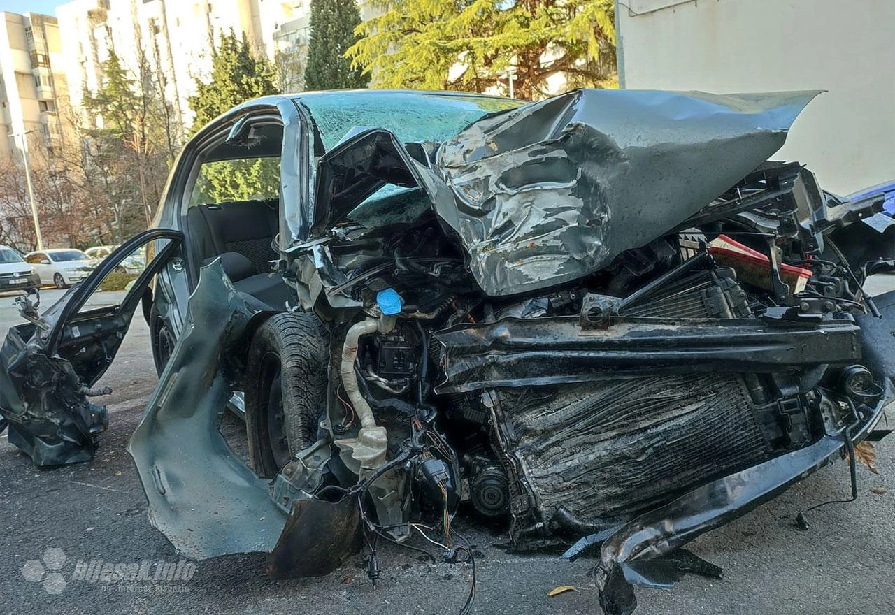 Prometna u Dolini Sunca: Dvije osobe teško ozlijeđene; vatrogasci ih izvlačili iz auta