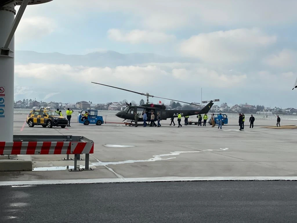 Novi helikopteri Huey II za OSBiH došli na sarajevski aerodrom