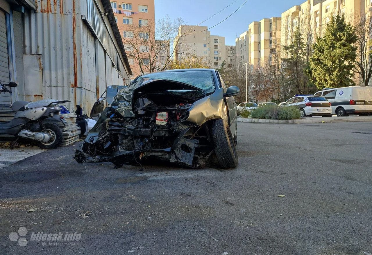 Mostar: Golfom se zabio u stablo
