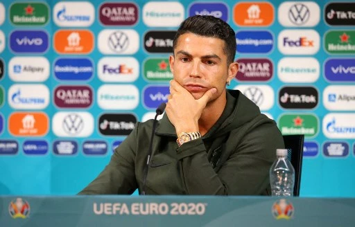 Nezadovoljni Ronaldo odjurio u tunel; Legende poručuju: ''Nije više igrač kakav je bio''