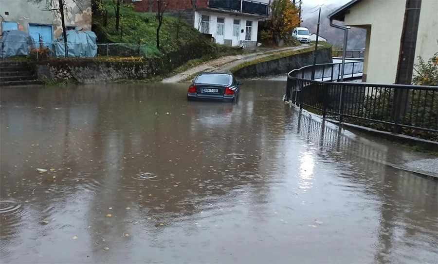 Izlila se rijeka Kraljuščica, poplavljeni objekti 
