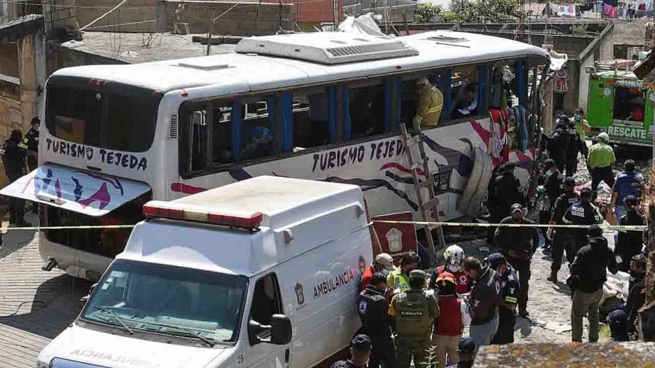 Autobus se zabio u kuću u Meksiku, najmanje 19 poginulih
