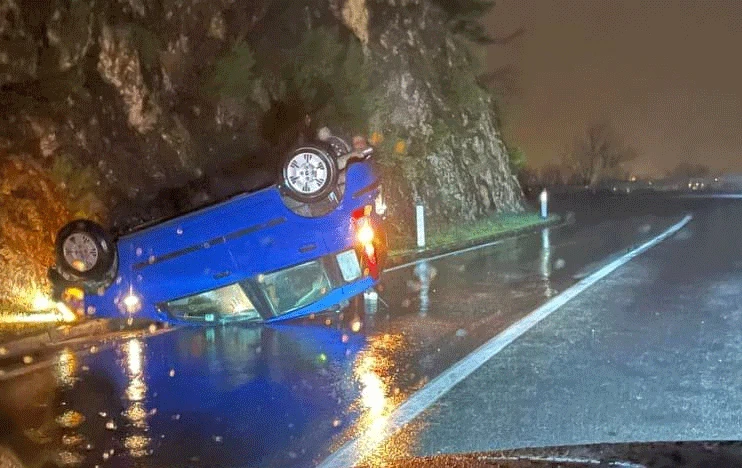 Žovnica: Auto završilo na krovu