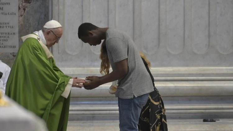 Papa Franjo 50 migranata s Cipra dovodi u Italiju