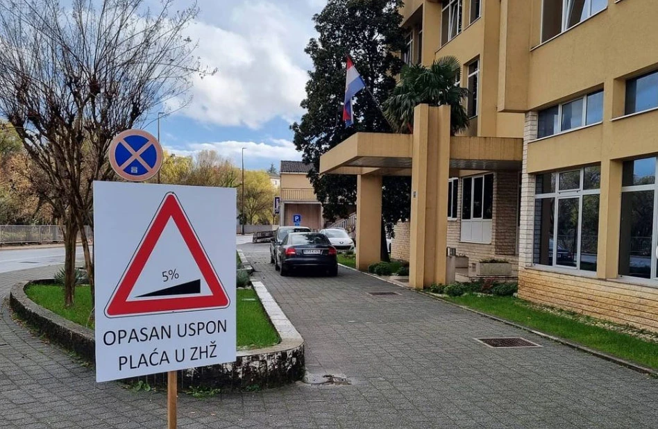 Premijera ispred radnog mjesta dočekao novi prometni znak