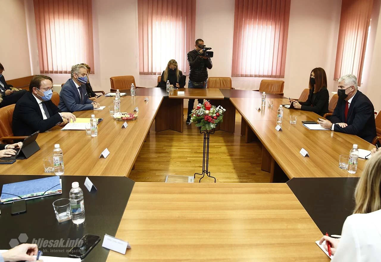 Sastanak Čovića i Várhelya: Ubrzati europski put Bosne i Hercegovine, stabilizacija nužna