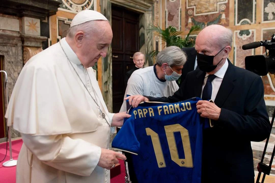 Papa Franjo dobio na poklon Dinamov dres