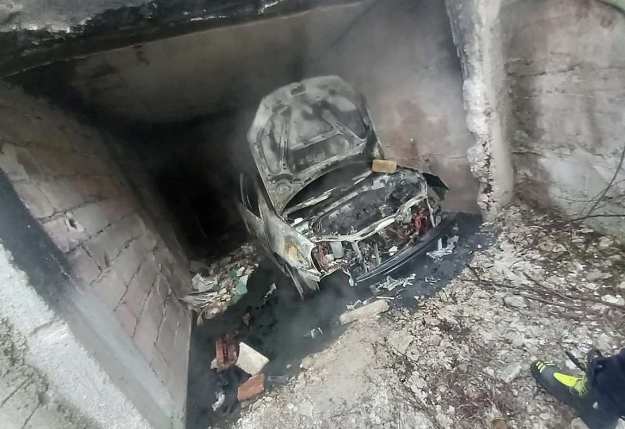 Opljačkali tvrtku pa zapalili vozilo