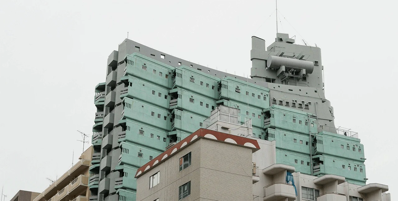 Bojni brod "nasukan" usred betonske džungle