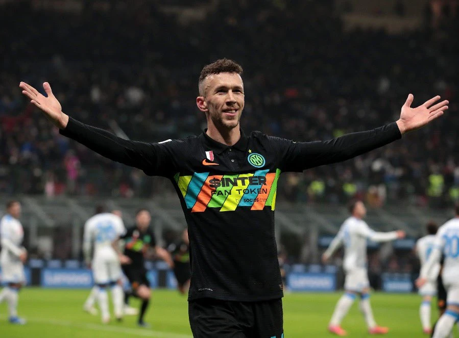 Inter preokretom slavio u derbiju s Napolijem, Perišić strijelac