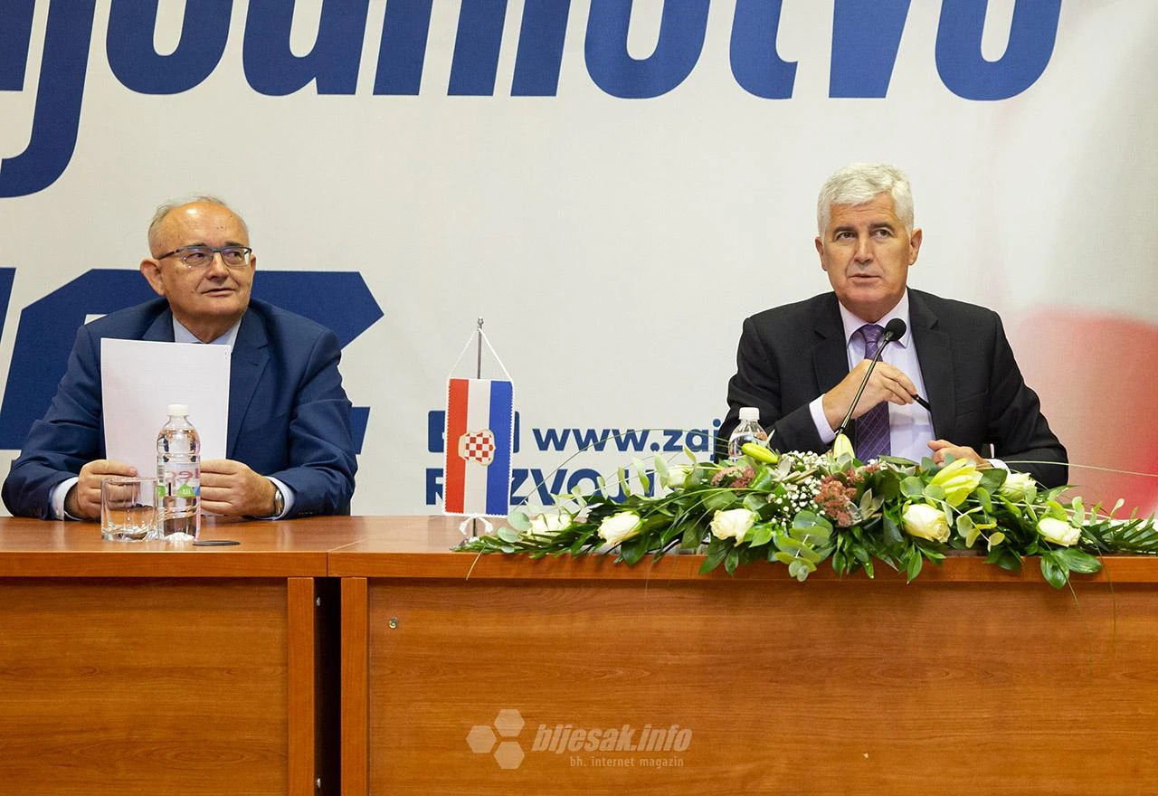 Izetbegović promovira BiH kao begovat, amanet i babovinu