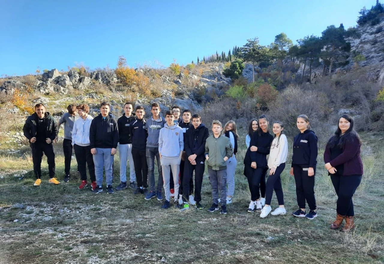 FOTO | Osnovnoškolci iz Starog grada Blagaja 'izvukli' sedam vreća smeća 