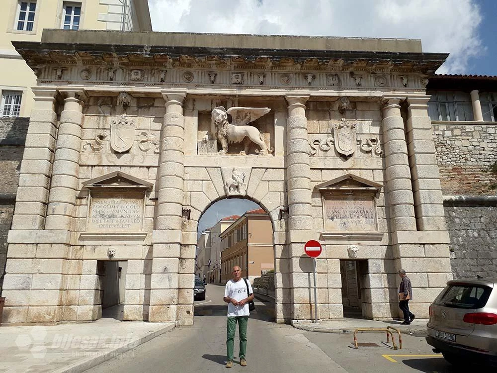 Zadar, grad zapretan u sunčanoj zraci