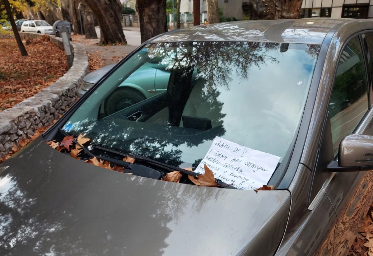 Poruka za brisačem: Dva dana nasred trotoara - Srami se!