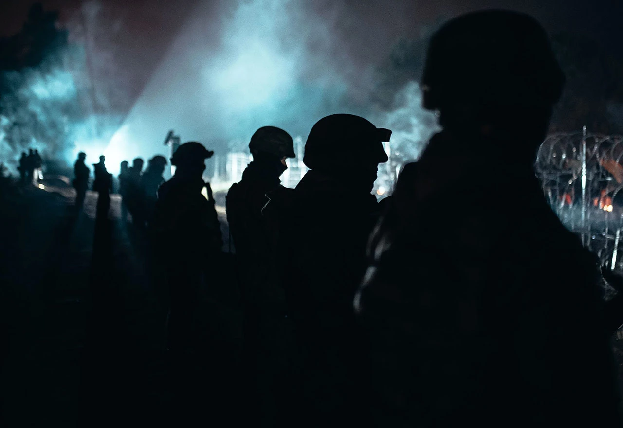 Irački migranti prešli granicu i kamenjem napali policiju