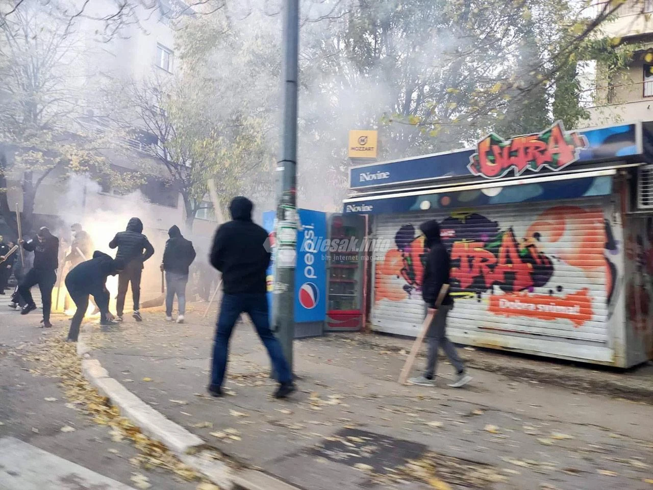 Palicama i bakljama: Masovni sukob navijača u Mostaru
